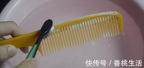 在梳子上涂抹牙膏，作用真厉害，我也是刚知道，快回家试一试