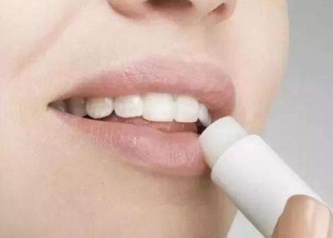 女人|女人再懒也要会“涂口红”,别傻傻抿嘴唇了,难怪沾杯掉色!