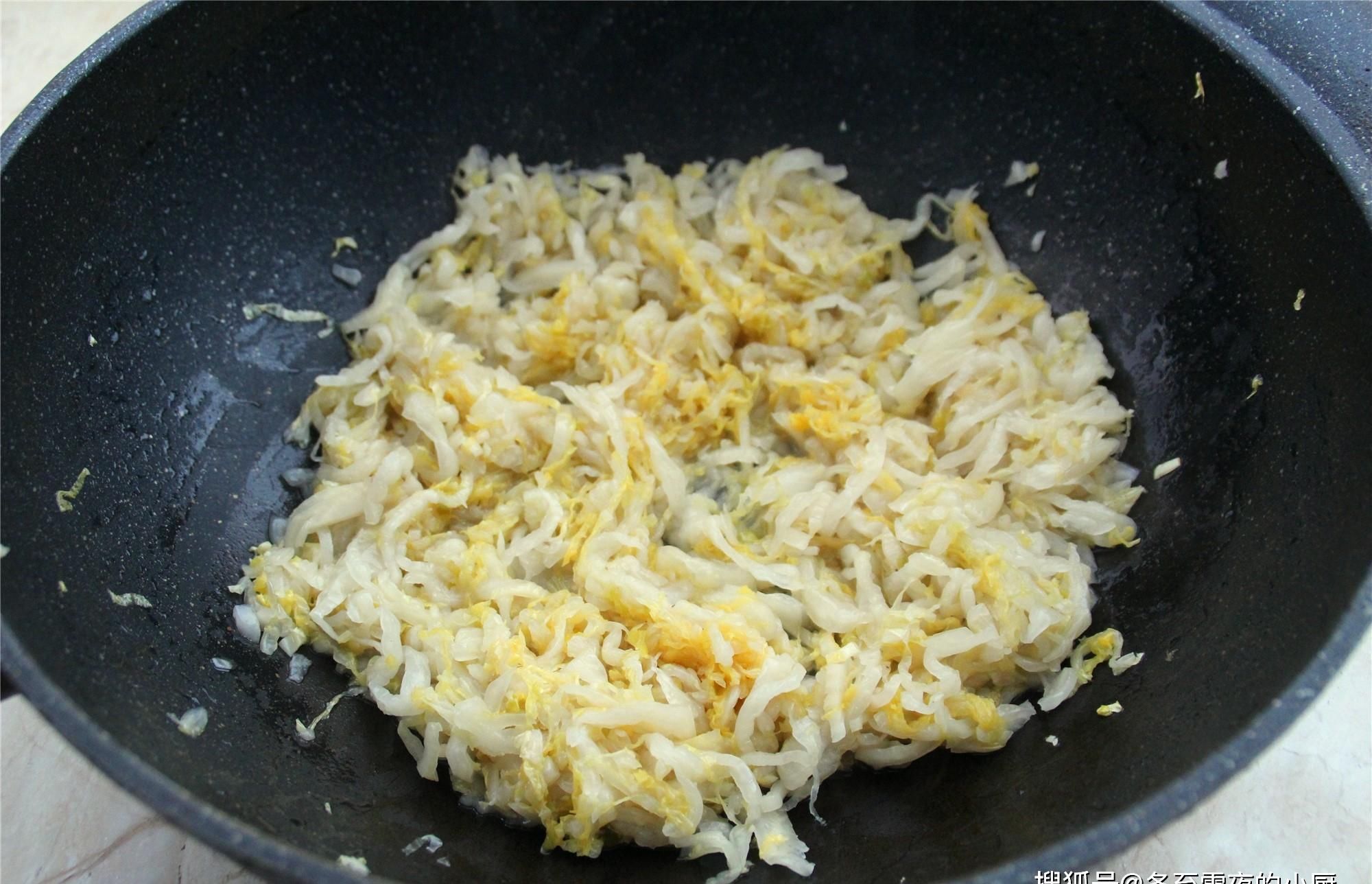  冬季，东北人又到了吃酸菜的季节，把酸菜这样做，酸爽开胃又下饭