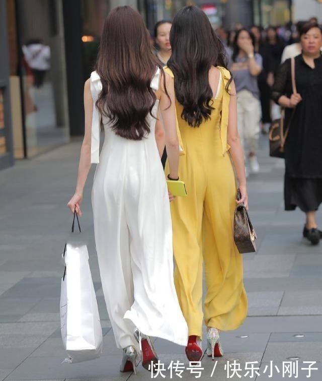 御姐范|御姐范十足的双胞胎,时尚穿搭吊带连体裤,尽显高挑女神范