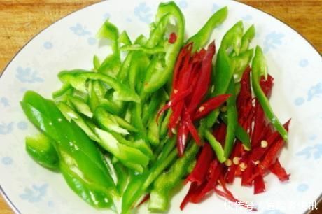 炒土豆丝,何时放醋是关键,学会这1招,土豆丝酸辣脆爽还不粘锅