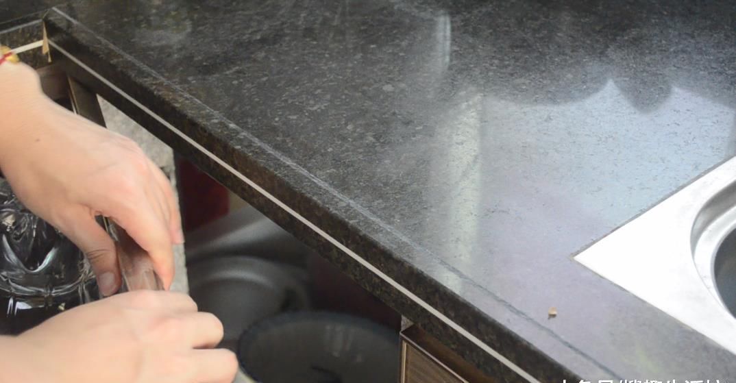 实用|大号塑料瓶别扔了, 剪一刀, 放在厨房里太实用了, 看到的人都夸好