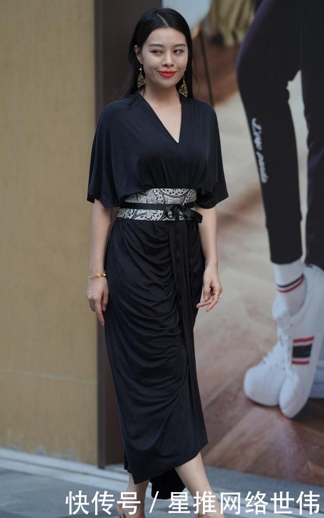 好身材|穿黑色连衣裙,搭配一条宽腰带,提升腰线轻松打造好身材