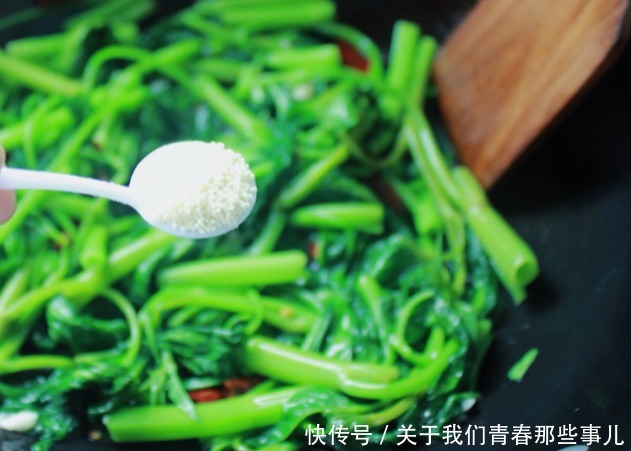 干辣椒|炒空心菜时总发黑,还出水?学会大厨这招,出锅又绿又嫩,很脆爽