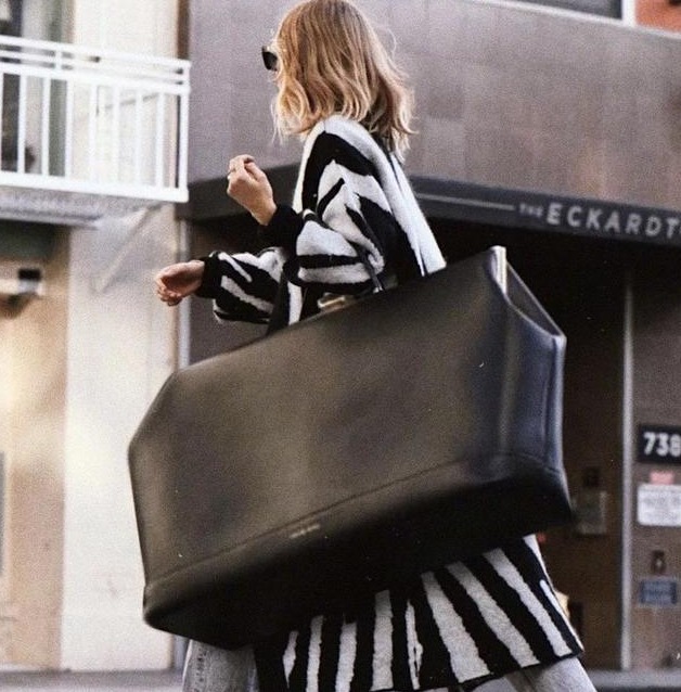 金属链 还在被小巧优雅的包包out了,今年的时尚圈,包包pk谁最大!