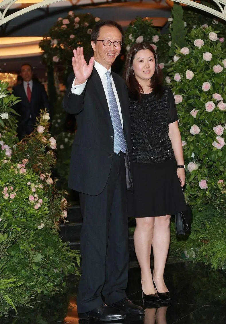 贵妇范|伏明霞“阿姨辈”最有贵妇范的,穿拼接连衣裙出席活动,高贵优雅