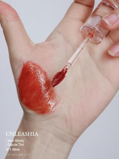 巧用三色腮红和眉笔，多快好省，打造氛围感阳光妆容