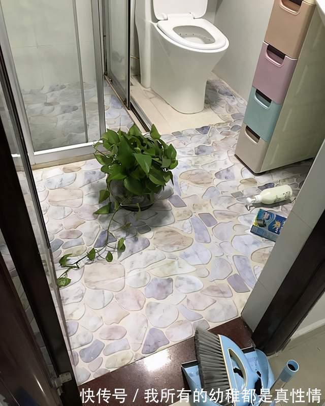 铺地|谁家厕所还用瓷砖铺地?这年头厕所用瓷砖,都是嫌家里事不够多