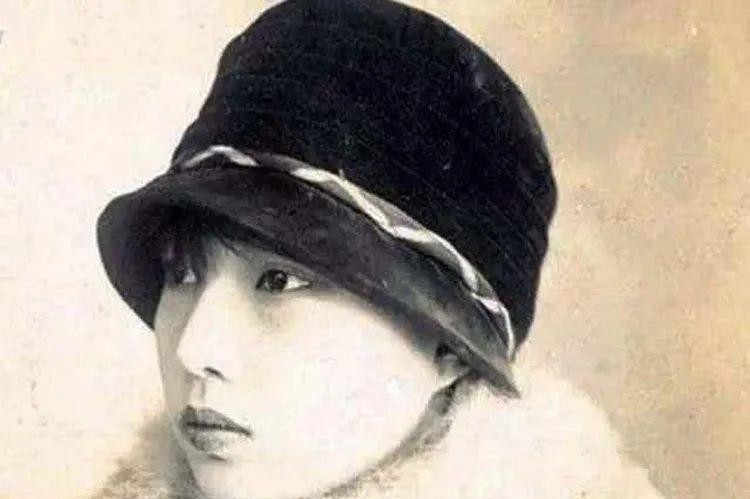 京剧|梅兰芳和杜月笙,谁才是孟小冬的最爱?答案在她晚年卧室的照片里