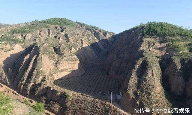 村庄土丘植被少，从来不积雪，专家闻后赶来，发现一大家族古墓