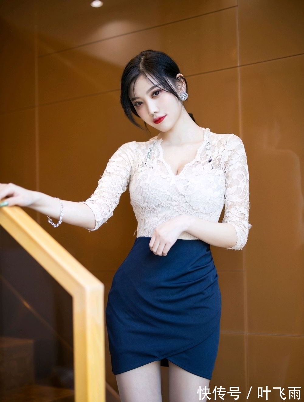 美女 都市丽人美女制服配高跟鞋,既显身材又显气质,太有魅力了