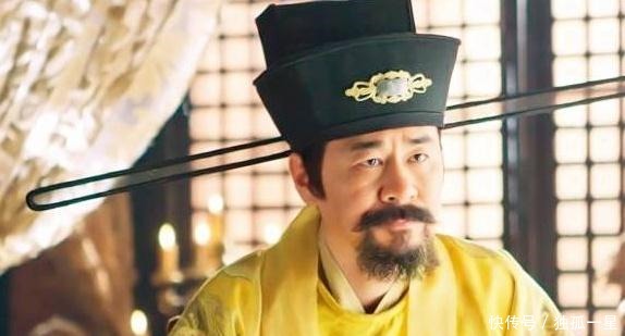 皇帝派人在宰相衣服上烫个洞,次年看到洞还在,立刻下令打开库房!