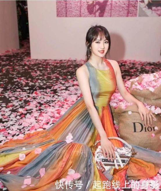 扎丸子头|华为老总小女儿，扎丸子头穿旗袍，豪横吃火锅上演辣妹