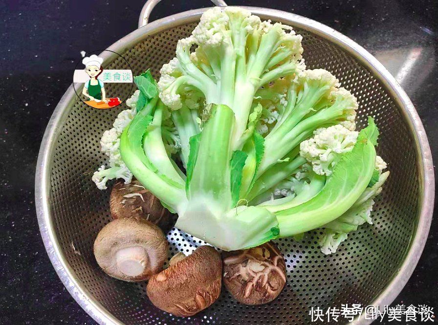 这两样素菜一起炒，不放肉也很鲜甜，营养高热量低，春天吃特营养