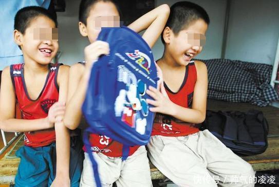 孙子来家蹭吃蹭喝，爷爷忙喊老伴快关门，周围邻居乐得合不拢嘴