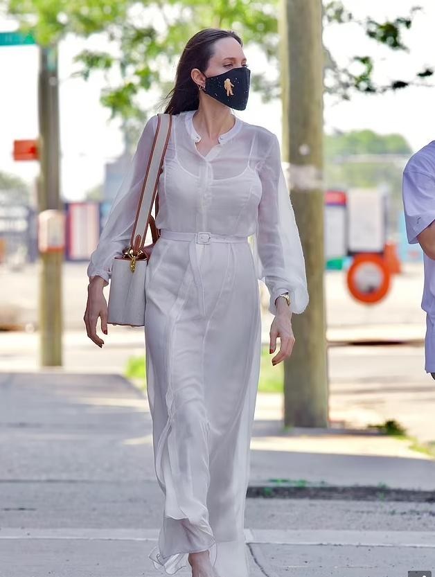 前夫|安吉丽娜朱莉穿白色透明裙装, 仙女气质不俗, 孤身前去见前夫