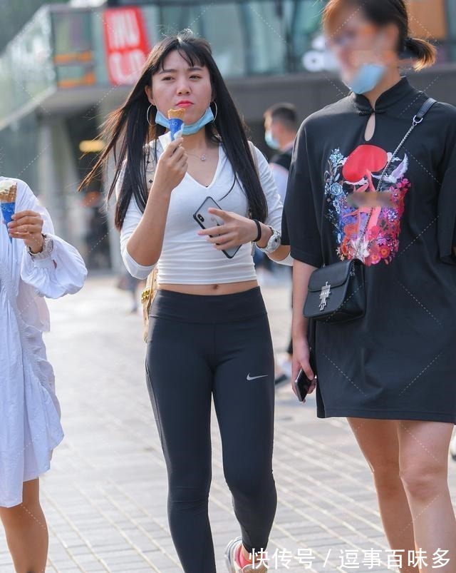 美女 身材修长的打底裤美女,修身的版型凸显身材,增高显瘦!