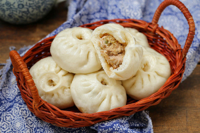 两锅|入冬后就馋酸菜馅的包子,皮薄馅大酸爽美味,一次蒸两锅都不够吃