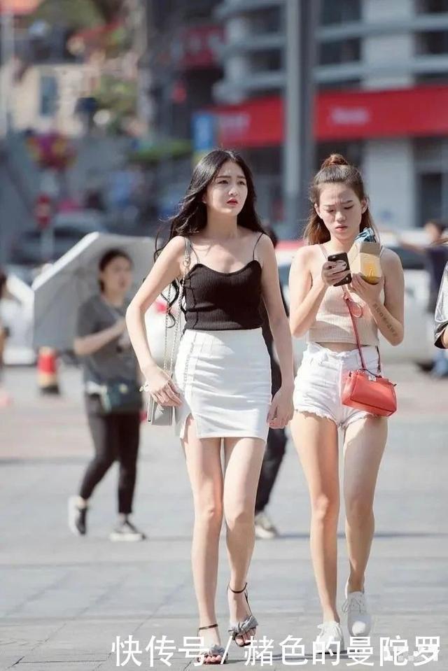 当美女明白牛仔短裤怎么穿的时候,就是上大街放大招的时候!