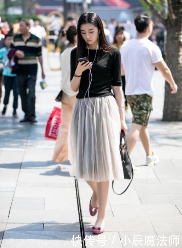 时尚|路人街拍,黑色针织衫搭配柔美的白裙,美美哒