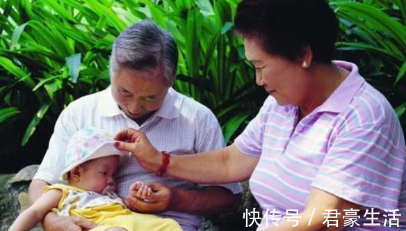 宝宝|1岁宝宝抓周,紧紧抓住这样东西不撒手,奶奶直呼完了