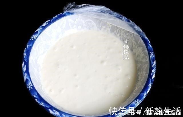 搅拌均匀|手不沾面，教你做葱花饼，早起5分钟搞定，越放越香软