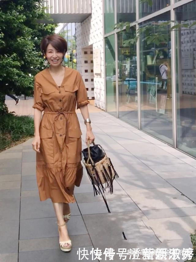 日常穿搭|这位日本主妇50岁,适龄穿搭简约又大方,堪称行走的时尚教科书