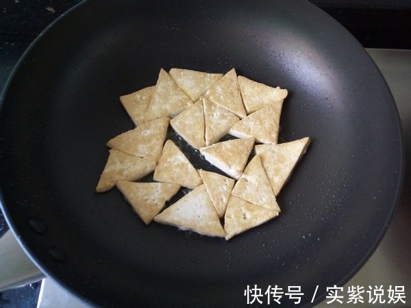 家常豆腐|豆腐此做法比肉都好吃,外酥里嫩,两块钱一大盘,全家抢着吃