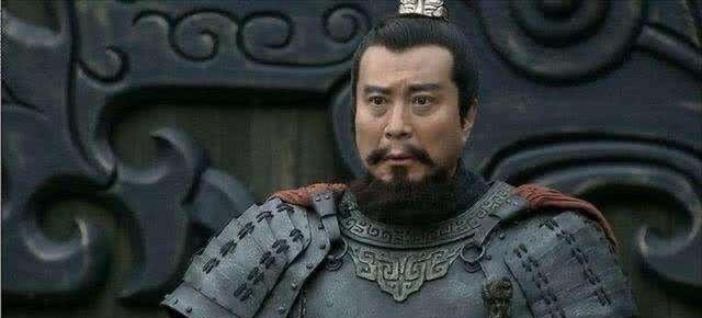 关羽|演义中曹操为何不派人战华雄，反而让功于关羽？你看袁绍兄弟干了啥