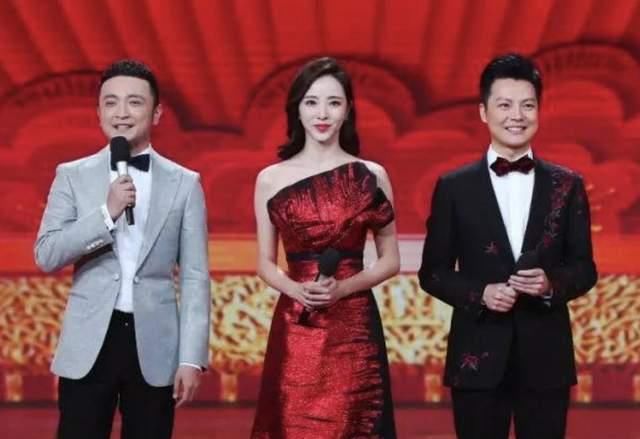 春晚新主持换人？不仅因为长得帅，他身后的背景也深不可测！