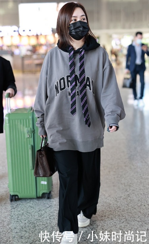 阿娇太会“玩”了!穿男友风卫衣巧用领带当抽绳,真是显瘦又洋气