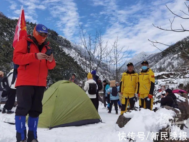 失联|挤爆了！昨天上万人涌入这个地方赏雪！一对年轻男女失联！还有人背婴儿上山