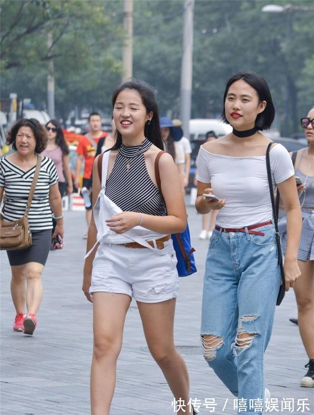 牛仔|如果喜欢牛仔，和闺蜜一起逛街，你会选择牛仔裤还是背带短裤！