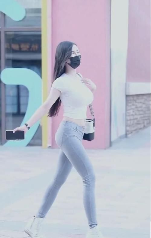 小美好|小清新的时尚牛仔裤，减龄显气质，变成街头性感女神