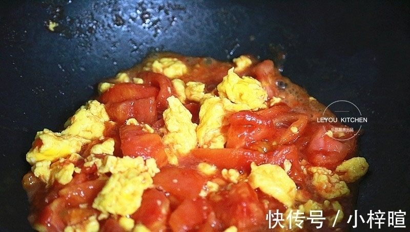 西红柿炒鸡蛋新做法，没放一滴油，用水炒蛋，口感滑嫩，热量更低