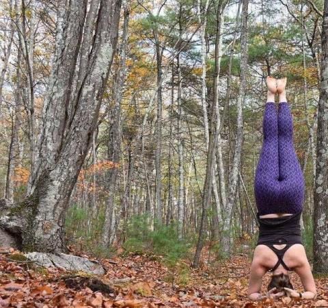 小伴|瑜伽人的脑回路很新颖啊,女人现身树上,我强迫症都犯了