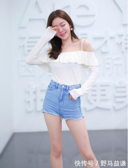 牛仔短裤|白色一字肩搭配牛仔短裤,时髦大气,可爱迷人