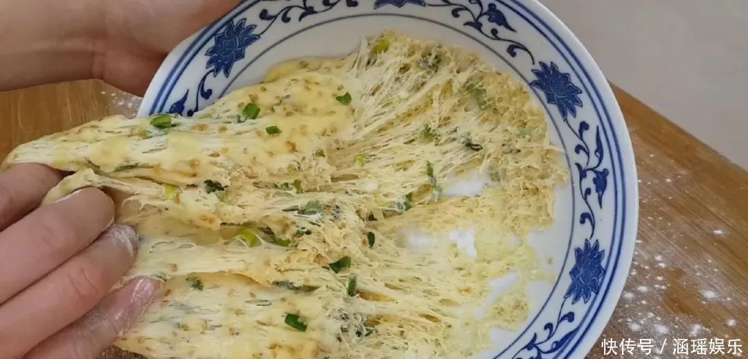 早餐别吃包子了,面粉中加2个鸡蛋,不蒸馒头不烙饼,出锅太香了