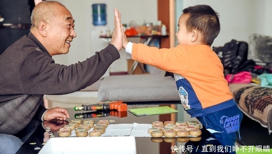 年轻人|“最懒”爷爷陪孙子吊针，却自己呼呼大睡，护士哭笑不得