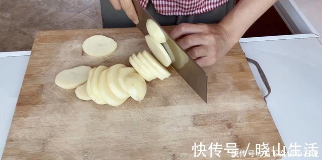土豆不要再炒土豆丝了,教你新做法,家人都抢着吃,太香了