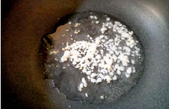 外面卖7元1斤的酱香饼自己在家做，外焦里嫩，真好吃