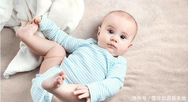 会翻身|三翻六坐八爬。宝宝三个月还不会翻是什么原因这样训练就好啦
