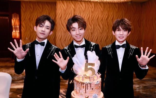 易烊千玺昔日队友处境大公开,路边表演没人看?