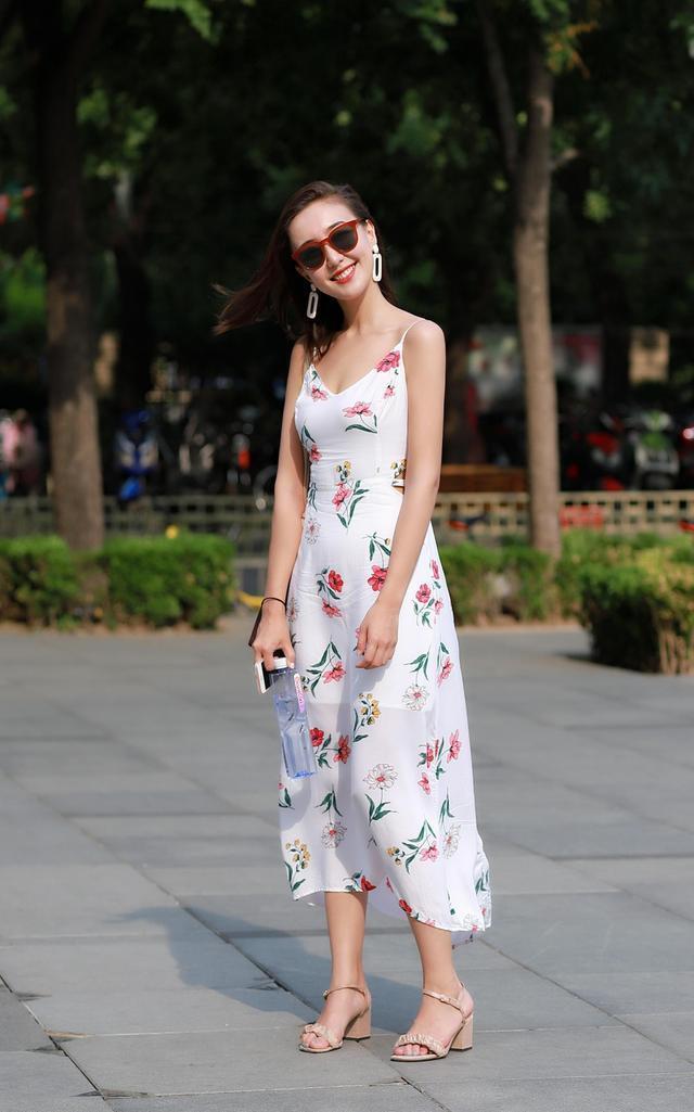 街拍:身穿白色上衣配短裙美少女,肌肤如玉,