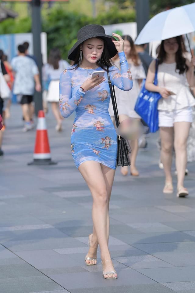 街拍天蓝色包臀超短裙美女，一般人穿不出这种味道