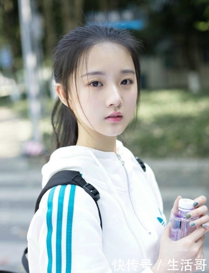 街拍: 大学城的美女学生妹, 俏丽可爱, 让人怦然心动!