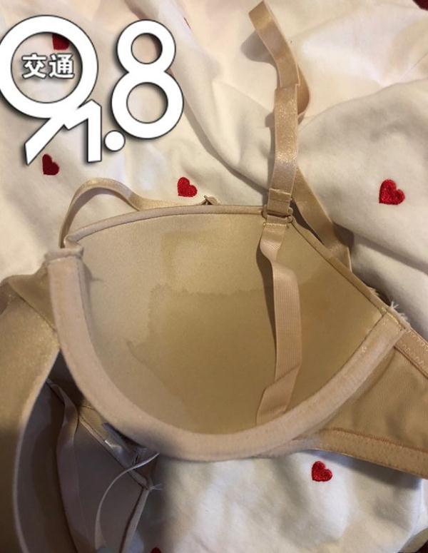 发现短袖衣服左侧被已干的不明液体粘住,白色偏黄,内衣上也很多痕迹