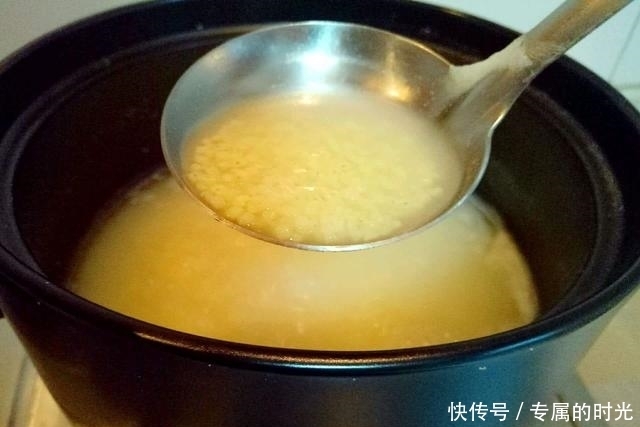 常熬小米粥的人:记住2个小动作,米油厚还粘稠,全家人抢着吃