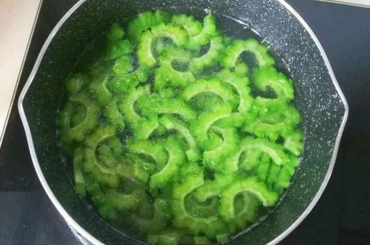 炒苦瓜,不要切了就下锅,炒前“多做两步”,脆爽可口,苦味淡