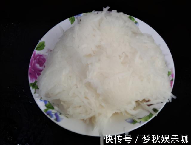 味道|萝卜包饺子时,用盐杀水还是下锅炒干?教你1招,味道鲜还不出水